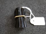 un petit objet noir orné d'une bande dorée