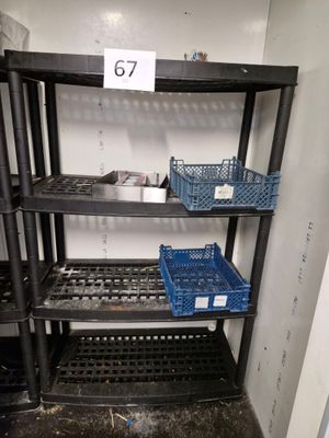 une étagère sur laquelle sont posés des paniers, dans un coin de la pièce