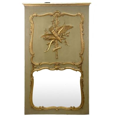 Trumeau en bois laqué et doré de style Louis XV sur fond ver…