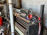 une machine qui se trouve à l'intérieur d'un bâtiment