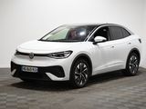 Le SUV Volkswagen blanc est garé dans une pièce dont le sol est en damier.