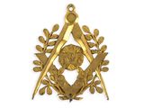 Pendentif représentant une équerre et un compas maçonniques dorés sur fond blanc