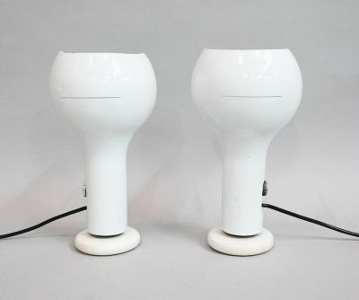 une paire de lampes de table blanches avec un cordon noir de chaque côté