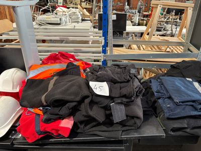 un tas de vêtements posé sur une table dans un entrepôt