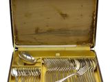 un coffret contenant de l'argenterie, sur fond blanc