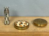 un petit objet métallique posé sur une table à côté d'un briquet