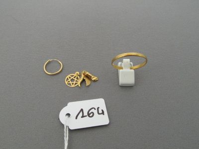 deux bagues, une bague et une bague avec une étiquette de prix posées sur une table