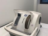 une machine posée sur une table dans une pièce