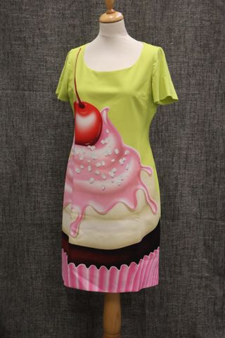 LOVE MOSCHINO – Jolie Robe vert anis à décor d'un Cupcake. Taille...