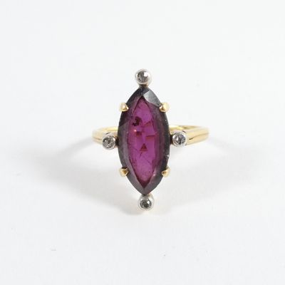 Gros plan sur une bague contenant une pierre violette