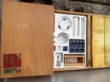 une boîte en bois contenant des outils, posée sur une table