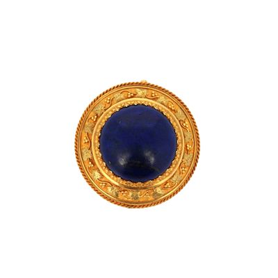un gros plan sur une broche en or ornée d'une pierre bleue