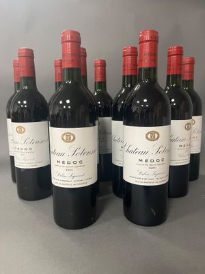 six bouteilles de vin rouge alignées sur une table