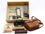 une boîte en bois contenant un appareil photo et d'autres objets