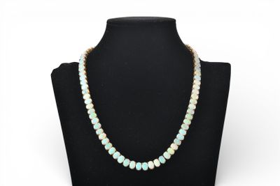 COLLIER en or jaune 585 millièmes griffé de 96 opales austra…