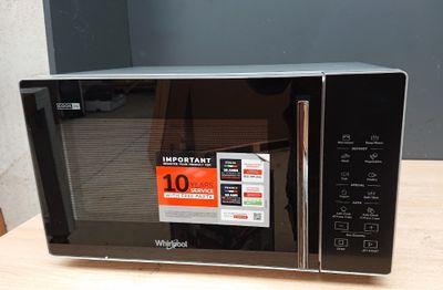 un micro-ondes posé sur une table, avec une étiquette de prix dessus