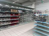 de nombreuses étagères dans le magasin, sur lesquelles sont disposés de nombreux articles