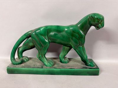 sculpture en marbre vert représentant un guépard, posée sur un socle vert