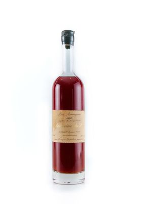 une bouteille de vin rouge avec une étiquette, sur fond blanc