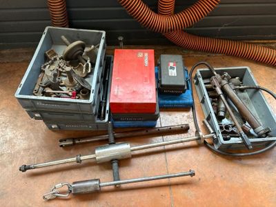 a lot of tools sitting on the floor next to each other