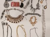 de nombreux colliers et bracelets de styles variés présentés sur un fond blanc