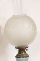 Paire de lampes à pétrole en opaline blanche et vert d'eau à… (photo 3)