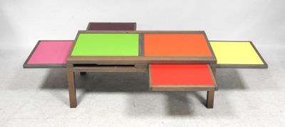 un ensemble de trois tables aux couleurs différentes