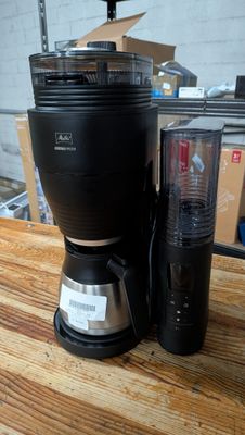une cafetière et un mixeur posés sur une table