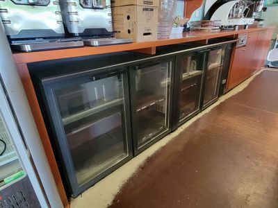 un comptoir muni de plusieurs portes vitrées