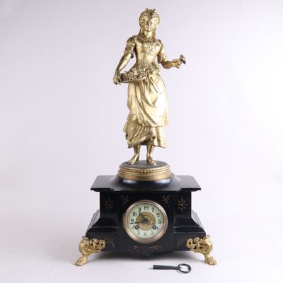une horloge surmontée d'une statue