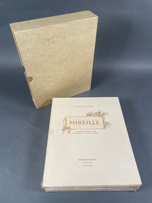 deux livres posés l'un à côté de l'autre sur une table