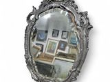 un miroir accroché au mur de la pièce