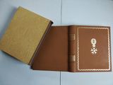deux livres empilés sur une table