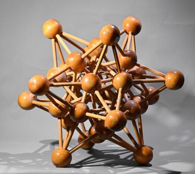 une maquette en bois représentant une étoile, composée de boules en bois
