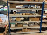 de nombreux cartons et boîtes sur les étagères de l'entrepôt