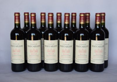 six bouteilles de vin rouge alignées sur une table