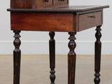 une petite table surmontée d'un tiroir