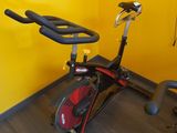 une photo d'un vélo d'appartement dans une pièce jaune