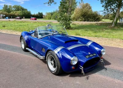 une voiture de sport bleue garée sur le bord de la route