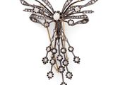 un gros plan d'une broche ornée de fleurs