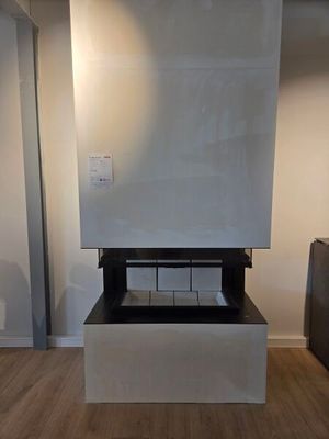 une cheminée au milieu d'un salon avec du parquet