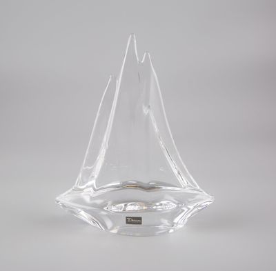 un vase en verre transparent contenant un anneau doré