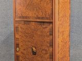 un vieux meuble en bois surmonté d'un tiroir
