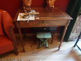 un bureau avec une chaise et une table sur laquelle se trouve un livre