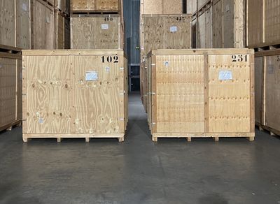 de nombreuses caisses en bois empilées dans un entrepôt