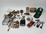 un grand nombre d'objets posés sur une table