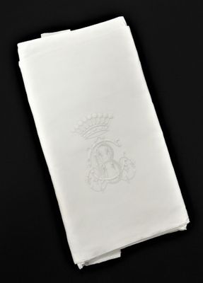 mouchoir blanc orné d'une couronne sur fond noir