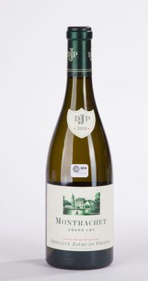 une bouteille de vin posée sur une table