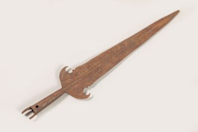 Fer de pertuisane. Lame triangulaire à deux tranchants, arrê… - Photo 1