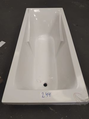 une photo d'une baignoire blanche posée sur une table